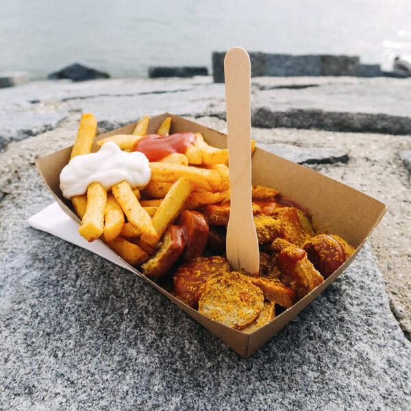 Vegane Currywurst mit Pommes