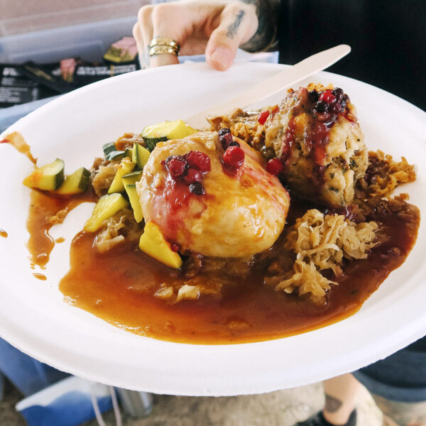 Vegane Knödel mit Sauerkraut und Gemüse