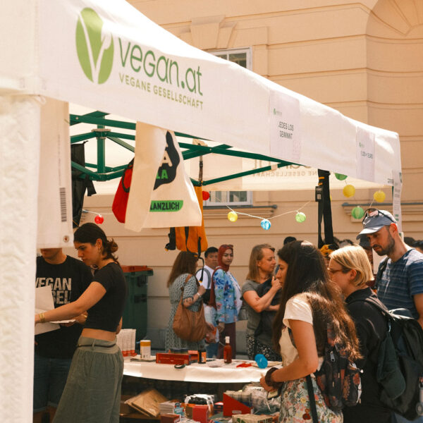 Vegan.at Tombola Zelt umgeben von Menschen